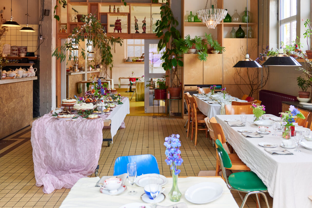 Wijnproeverij in Groningen: Gedekte tafels bij Bie de Buuf met bloemen en vintage servies