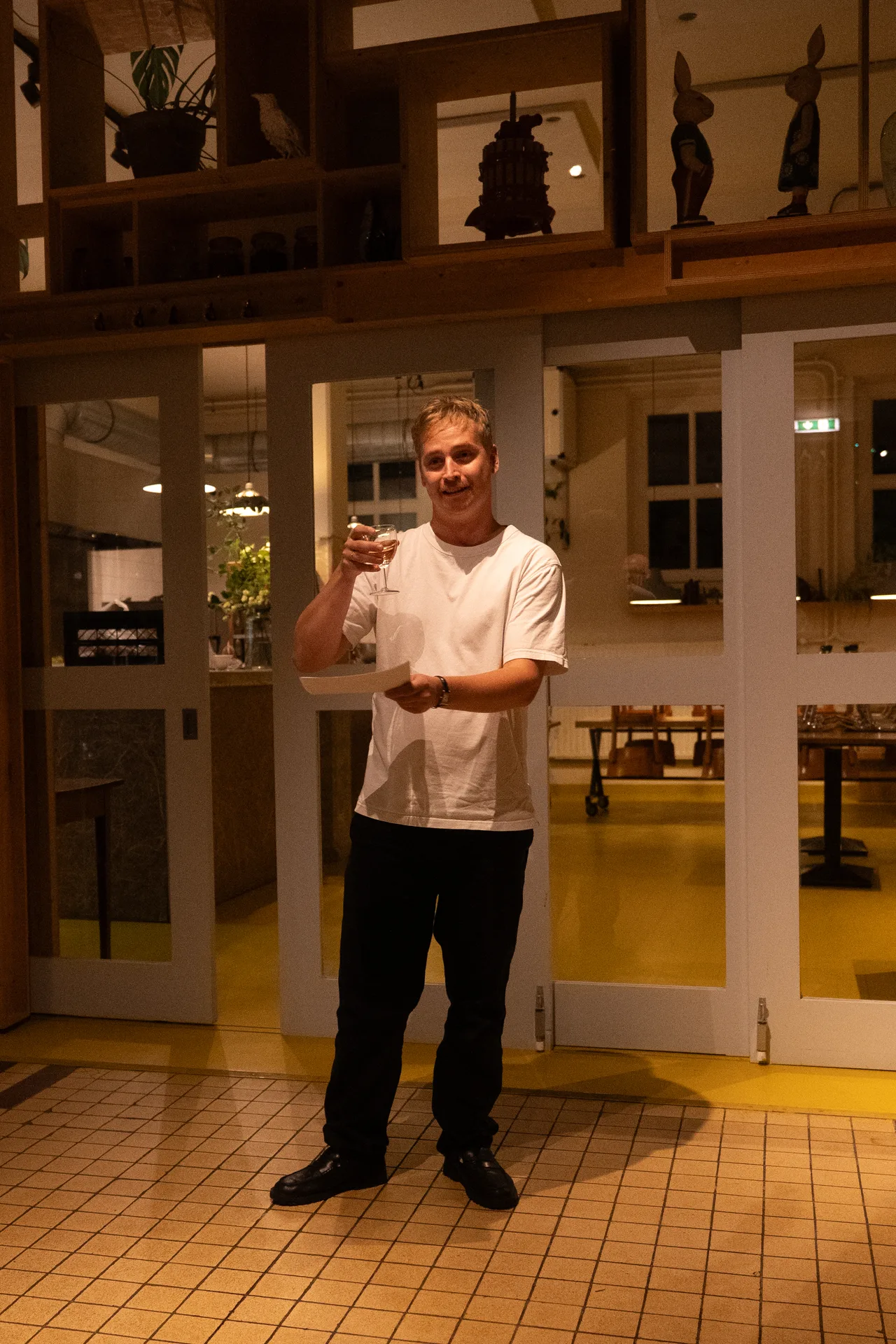 Jordy de Blecourt heft het glas tijdens de eerste editie van Niet Uitspugen